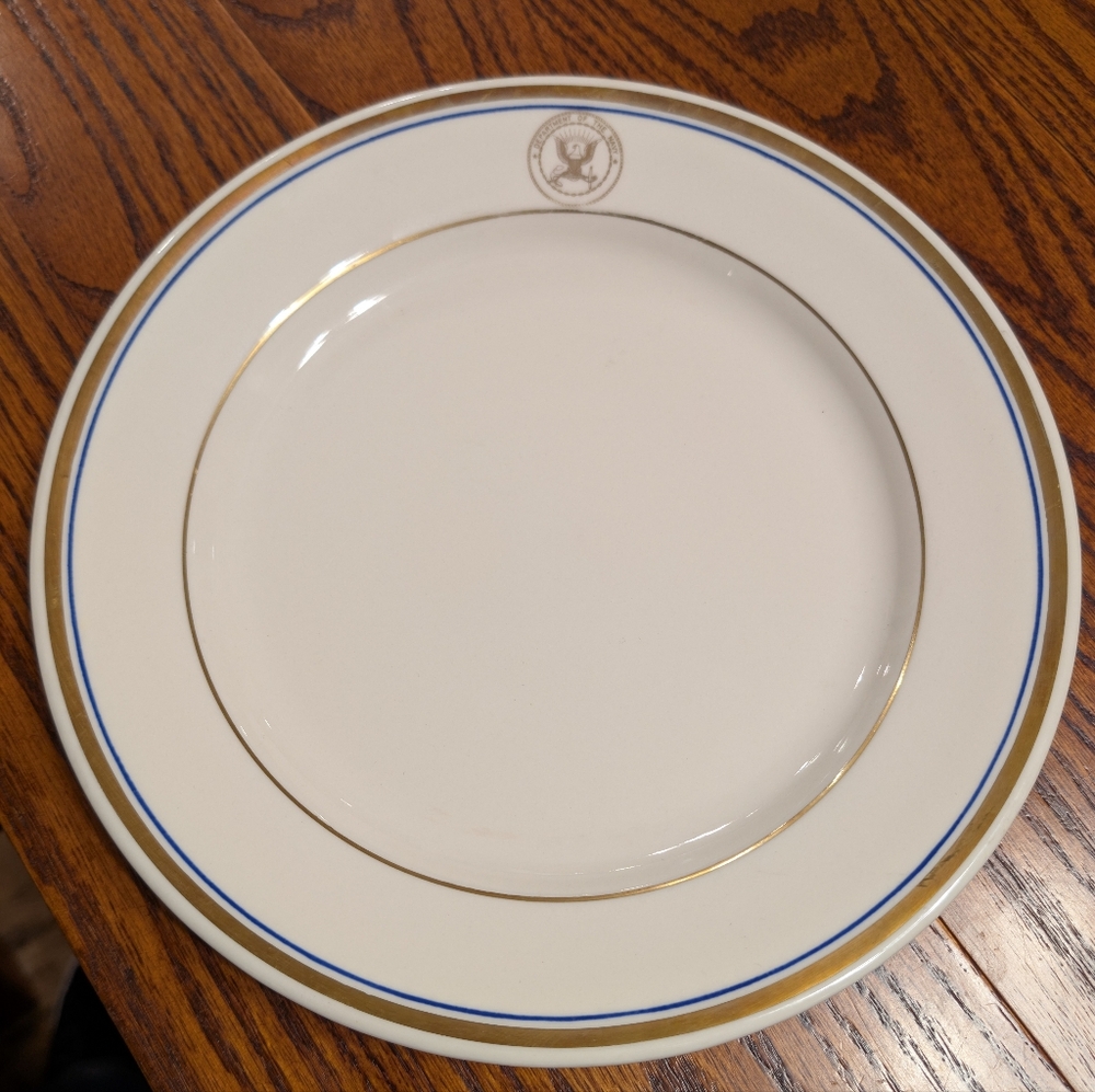VTG DEPARTMENT OF THE NAVY USA MADE 9.75" DINNER PLATE 1986 NICE